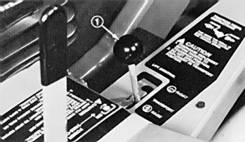 siirtyä TRANSPORT-asentoon. Lisälaitteen tulee olla ylhäällä, kun koneella ajetaan työalueelta toiselle, varsinkin kun laskeudutaan jyrkkiä rinteitä alas.
