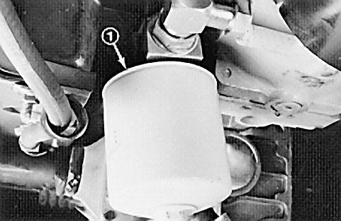 Tämä aiheuttaa hydraulijärjestelmän öljyn ylikuumenemisen. Kun nostovivun salpa on säädetty oikein, nostovipu paljastaa vain salvan pyöristetyn osan, kun vipu siirretään FLOAT-asentoon.