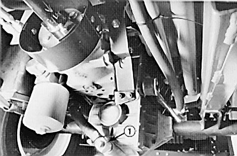 Hydraulijärjestelmän öljyn vaihto Hydraulijärjestelmän öljy on vaihdettava 50 käyttötunnin välein tai kausittain, kumpi ensin saavutetaan.