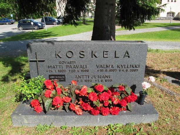 Viialan seurakunnassa pitkään kirkkoherrana toimineen rovasti Matti Koskelan muistomerkki (C_01_049-050_Koskela) sijaitsee hautausmaan kirkonpuoleisen parkkipaikan luona olevan portin tuntumassa.