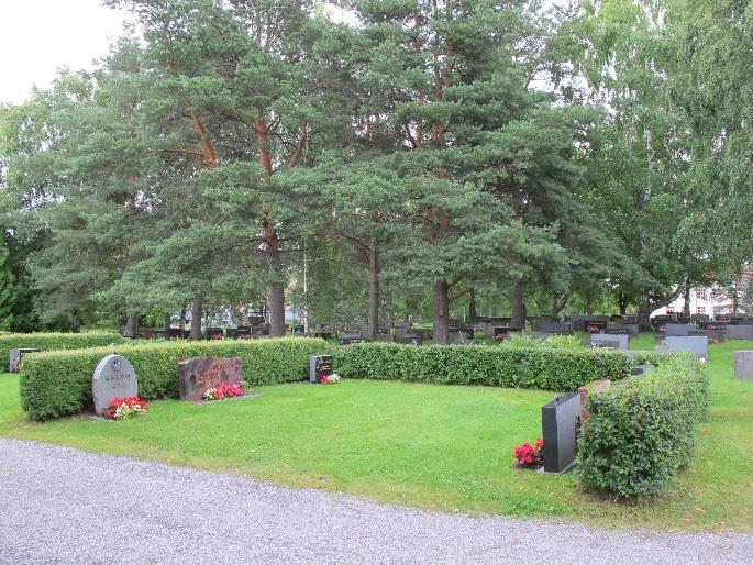 Muistolehdon vieressä on Muualle haudattujen muistokivi (2012).
