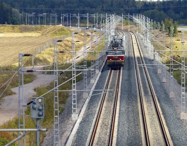 Suomen rautateiden tila 2015 sivu 8 / 31 Junaliikenteen turvallisuus Vuoden 2014 suhteellisen hyvästä turvallisuustilanteesta kertoo myös se, että Onnettomuustutkintakeskus (OTKES) ei tehnyt kyseisen