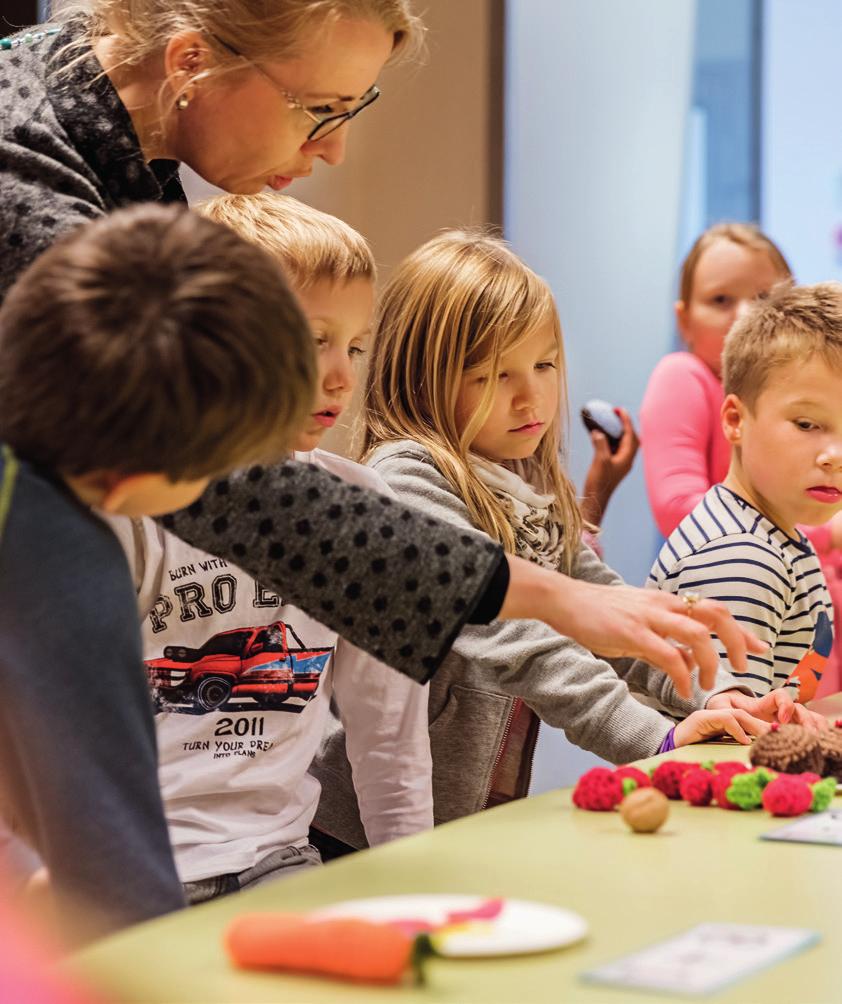 Sisällys 4 5...Tärkeät päivämäärät ja lähikoulu löytyy omalta asuinalueelta 6 7...Näin kouluun ilmoittaudutaan 8...Iltapäivätoimintaa koulun jälkeen 9...Miten esiopetuksesta siirrytään perusopetukseen?