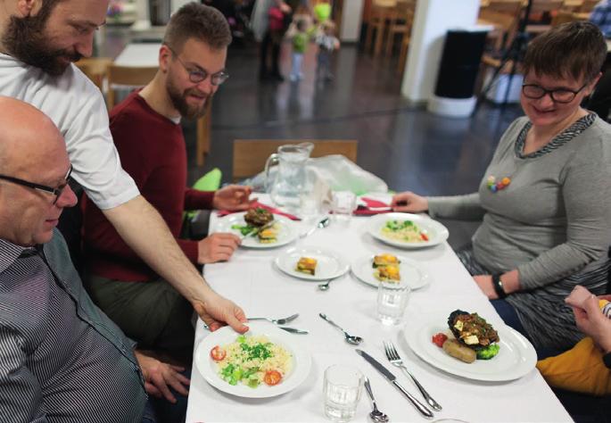 kasvisvaihtoehto pääruokana jälkiruoka ja kahvi/tee Kattaukset ovat klo 11 ja 13.