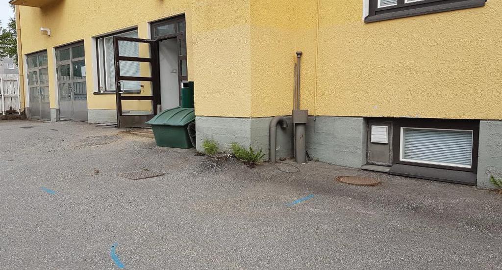 Kannen alla säiliön täyttöputki Kannen alla säiliön täyttöputki asfaltin alla kellari Kuva 1. Kuvassa kiinteistön 297-4-22-2 rakennuksen edustalla sijaitsevien lämmitysöljysäiliöiden täyttöluukut.