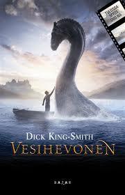 King-Smith: Vesihevonen 25 kpl Tapahtumapaikkana on Skotlanti 1930-luvulla. 8-vuotias Kirstie ja hänen 5-vuotias pikkuveljensä Angus löytävät kotirannaltaan erikoisen munan.