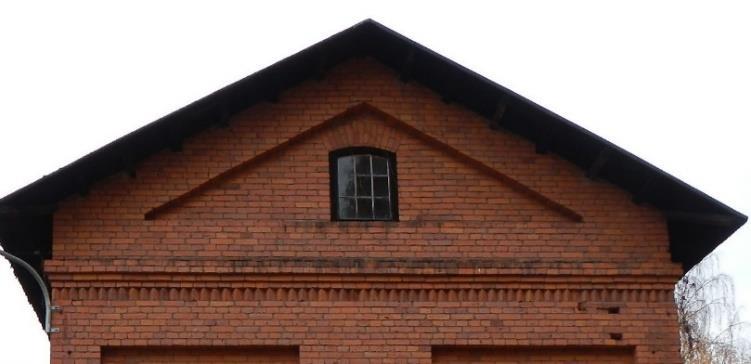 Vuoraus vuoraamaton Sokkeli luonnonkiviharkko, harmaa graniitti tiili Satulakattoinen, tiilirunkoinen kaksikerroksinen makasiini, yläosaa kiertää profilointi ja sahanterälista,