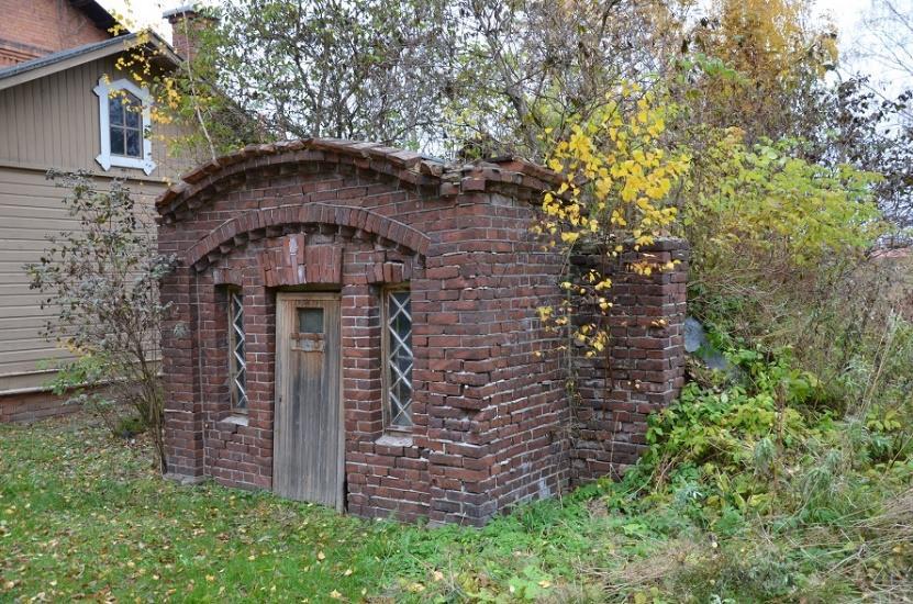 eteläreunalla on yhdistynyt kartanon pihapiiriin. Kaarevakattoinen tiilirunkoinen kaariholvattu kellari on rakennettu 1800-luvun loppupuoliskolla. Se vaikuttaa olevan osa aiemmin suurempaa rakennusta.