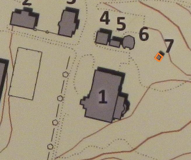 RAKENNUS 7: AITTA KUVAUS (historia ja nykytila) Eri lähteiden mukaan pitkänurkkaisen, lamasalvoksisen, yksikerroksisen otsa-aitan on nykyiselle paikalleen kartanon puistoon siirtänyt tehtaan omistaja