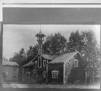 Yllä vasemmalla virkailija-asuintalojen kuva 1930-luvulta Kalle Kurjen kuvaamana.