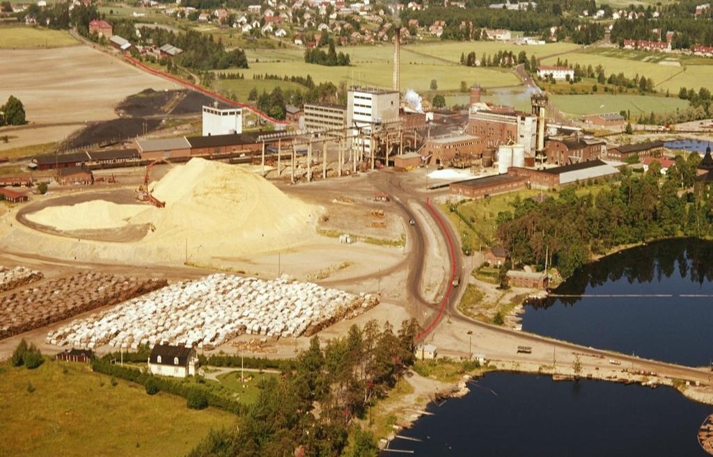 teollisuusalueen itäreunalla.