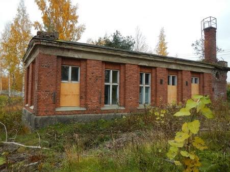 Rakennuksen eteläpuolella kasvaa vanha mänty, joka näkyy samanlaisena jo 1900-luvun alun valokuvissa.