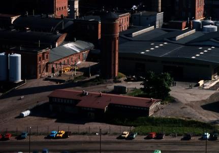 maisemallinen merkitys (lähiympäristö ja kaukomaisema) maisemahistoriallinen arvo, työntekijöiden portti alueelle, paikalla on ennen