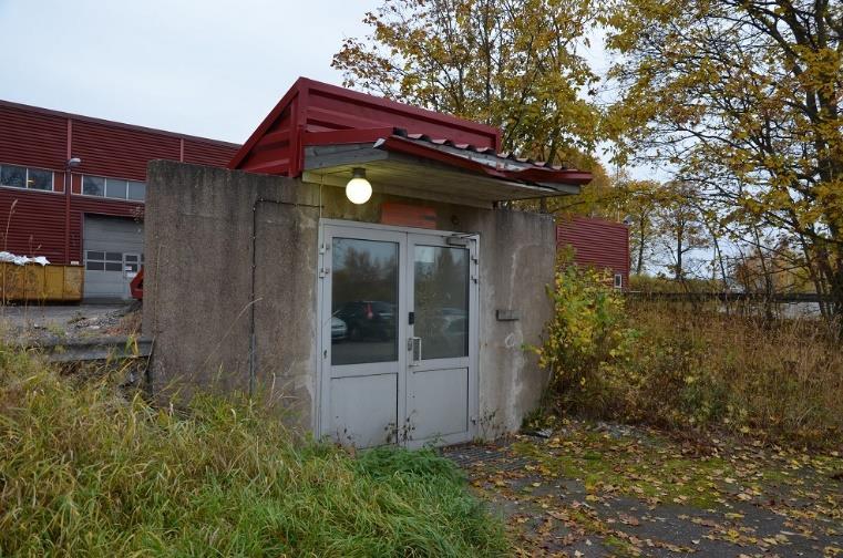Suoja on rakennettu vesitornin länsipuolelle, sen alla olevaan kallioon.