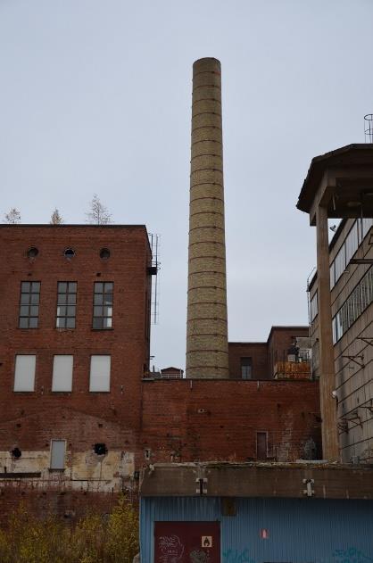 Piipun rakensivat saksalaiset, piipunmuuraukseen erikoistuneet muurarimestarit. Savupiippua korotettiin vuonna 1977.