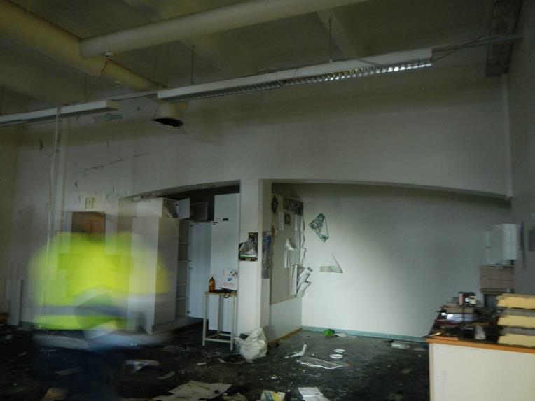 tukeutuu valkaisuhallin päätyyn.