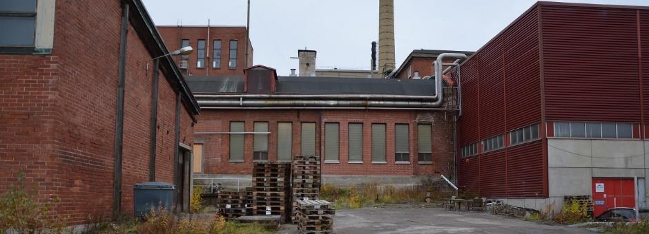 lasitiilinen nauhaikkuna 3 kahdessa vaiheessa 1950 1960-lukujen aikana rakennettu märkämassavarasto on julkisivuiltaan alkuperäisessä asussa 4 1985 rakennettu peltivuorattu halli, jossa tapahtui