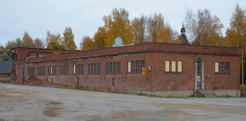 Päädyn pieniruutuisten kkunoiden sijoittelussa on käytetty samaa ryhmittelyn ideaa kuin vanhemmassa mutta pitkien sivujen ikkunat ovat kapeita haukkaikkunoita.