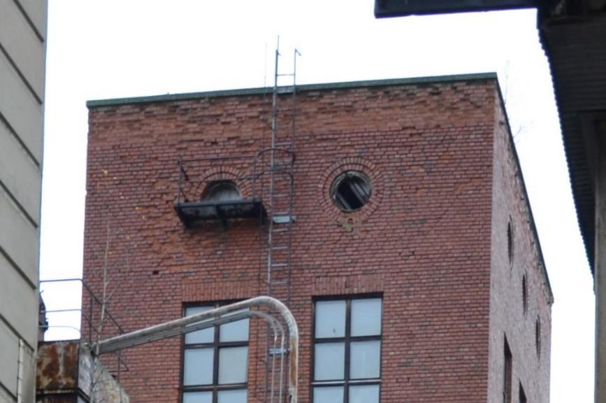 Ylimmän kerroksen tasolla olevia pyöröikkunoita ei vielä ole muissa alueen rakennuksissa. Sellaiset rakennettiin vasta 1950 höyryvoimalan uuteen kattilarakennukseen.