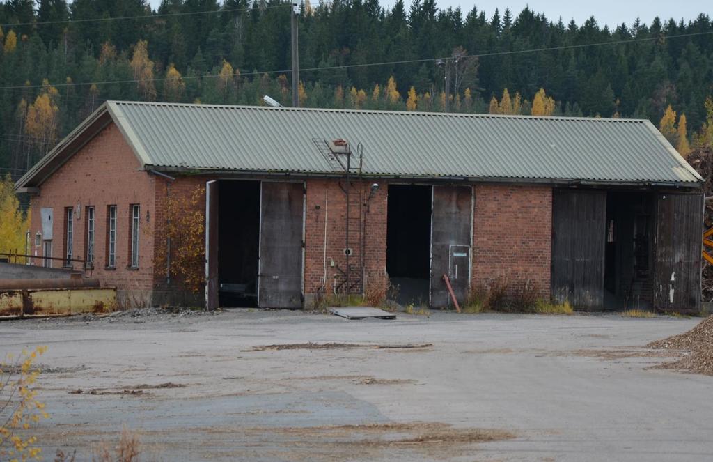 Rakennus sijaitsi radan itäpuolella osana ennen tiiviisti rakennettua varasto- ja rata-aluetta.