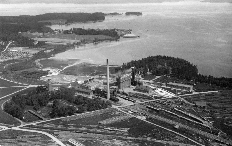 Alakuvassa vuodelta 1955 konehalli kuvan keskellä.