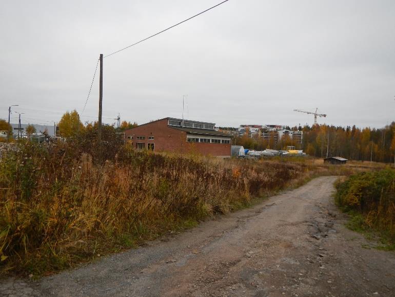 epäsymmetrinen satulakatto ja sisäkaton bumerangikaaret. Yksikerroksisen, tiilirunkoisen, hallimaisen rakennuksen lappeiden alla on nauhaikkunat. Lounaisnurkassa on portinvartijan koppi.