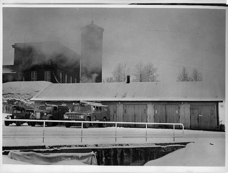 Paloaseman paikka on vaihdellut mutta sijainnut aina tehdasalueen pohjoispuolella. Vuoden 1920 kartalla paloasema sijaitsee vesitornin pohjoispuolella erillisessä rakennuksessa.