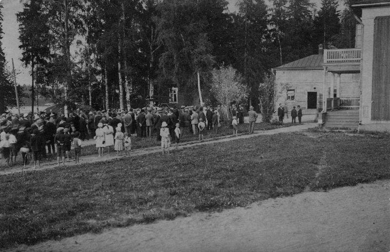 Sen edessä ollut puutarha ja tenniskenttä ovat jääneet
