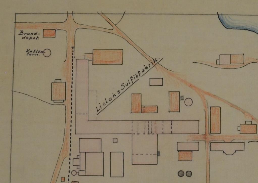 89 Vuoden 1920 kartan (vasemmalla ylhäällä) mukaan paloasema sijaitsi vesitornin pohjoispuolella, suunnilleen nykyisen ruokalan ja väestösuojan paikkeilla.