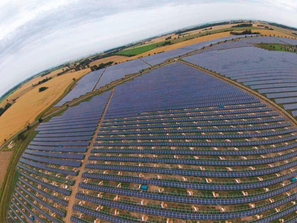 ELPRESSISTÄ TULI EDULLISIN VAIHTOEHTO MEILLE T anskalaisella ELCON:lla oli paineita. Tehtävänä oli lyhyessä ajassa liittää aurinkopaneeleja kahdessa tanskalaisessa kohteessa AT Solarin laskuun.