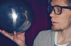 osaa hiukan tanssia ja taikoa! Maija kutsuu kaikki kanssaan värikkäälle teatteriklovnerian matkalle jossa naurun tyrskähdyksiltä ei voi välttyä!