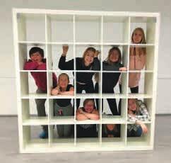 Tikkurilan Teatterikoulun syventävän tason impro-oppilaat loihtivat yleisön ehdotusten pohjalta täyspitkiä näytelmiä. Kaikki luodaan teatteri-improvisaation keinoin: juoni, hahmot, valot ja musiikki.