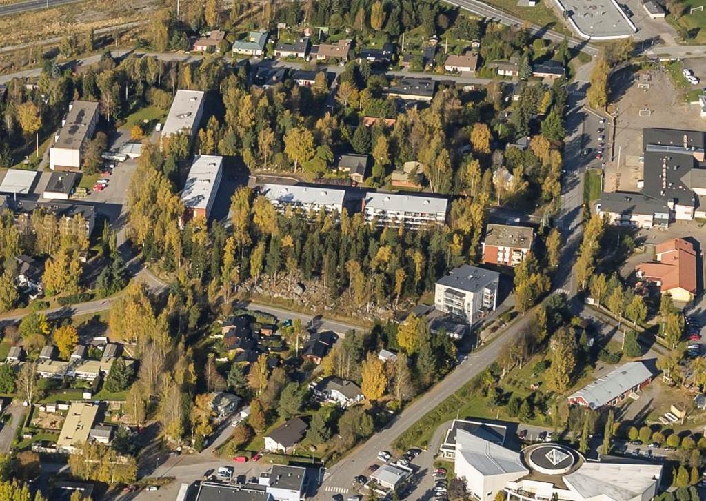 Kuva 1. Näkymä kaava-alueesta. Kuvaan on merkitty alue, jota kaavanmuutos koskee. 3.2 Luonnonympäristö, maisema ja eläimistö Maisemarakenne Kaava-alue sijaitsee rakennetussa taajamaympäristössä.