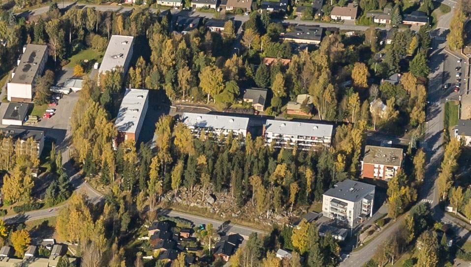 Hilmantien varrella on 1970-luvulle tyypillisiä kolmikerroksisia lamellitaloja. Agnesintien ja Koulutien varrella on kaksi pistetaloa, joista toinen on kolmikerroksinen ja toinen nelikerroksinen.