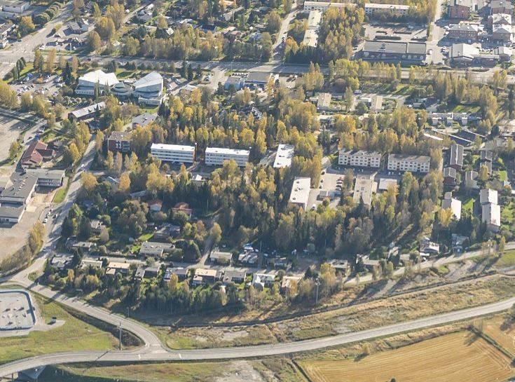 Kuva 1. Näkymä kaava-alueesta. Kuvaan on merkitty alue, jota kaavanmuutos koskee. 3.2 Luonnonympäristö, maisema ja eläimistö Maisemarakenne Kaava-alue sijaitsee rakennetussa taajamaympäristössä.