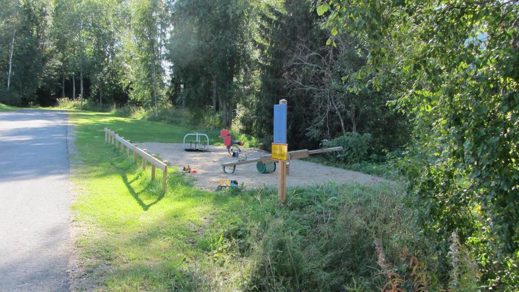 Liisanpolun varrella on pieni, lähialuetta palveleva leikkipuisto. Kuva 6. Leikkipuisto Liisanpolun varrella. 3.4 Väestö Mustasaaren asukasluku on noin 19 380 (Tilastokeskus 2016).
