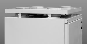 ilmanvaihtolaite nostetaan kattoasennustelineeseen siten, että kaikki neljä lukituskoukkua osuvat sen yläosan hahloihin.