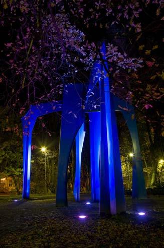 Alapinnan valonheittimiin vaihdettiin suurpainenatriumlamppujen tilalle siniset monimetallilamput ja tornin reunaan asennettiin ohjelmoitavat LED-valaisimet. Suunnittelu Ari Piippo ja Annukka Larsen.