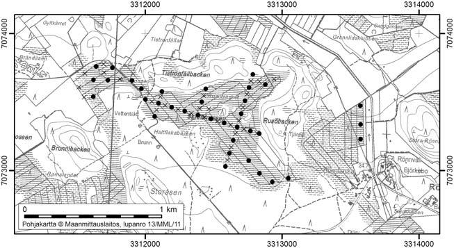 107. Skrottmossen Skrottmossen (kl. 2323 03, x = 7073,5, y = 3312,5) sijaitsee noin 11 km Kruunupyyn keskustasta itään (kuva 1). Se rajoittuu lohkareiseen ja mäkiseen moreenimaastoon.