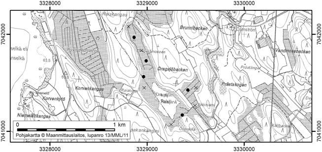 74. Dragsjömossen Dragsjömossen (kl. 2314 06, x = 7041,6, y = 3329,0) sijaitsee noin 54 km Kruunupyyn keskustasta kaakkoon (kuva 1). Se rajoittuu pääosin hiekkakankaisiin. Suon keskellä on Dragsjön.