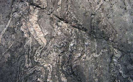 Rannalla on lohkareina myös lohenpunaista graniittipegmatiittia.