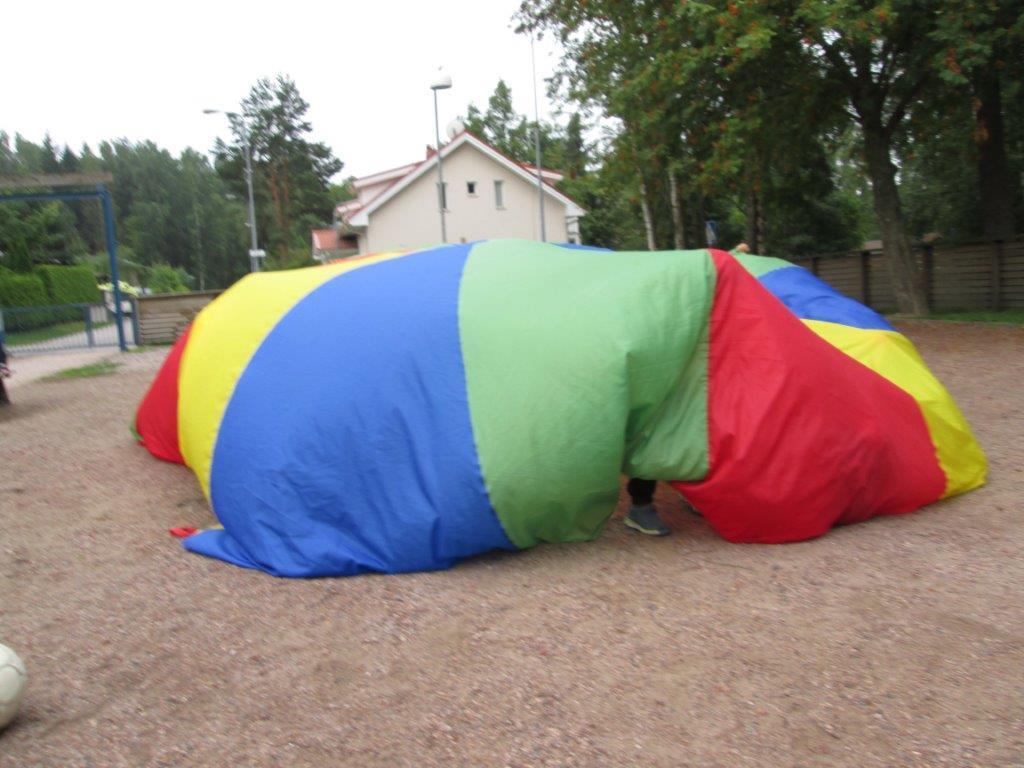 Kasvattajalla on tärkeä rooli olla aktiivinen leikeissä ja mahdollistaa rauhallisia leikkitilanteita.