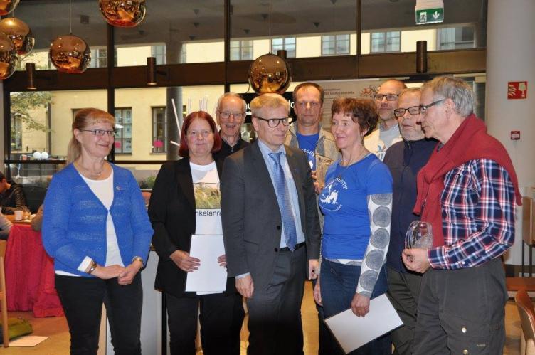 Yhdistys näkyi ja verkottui Yhdistys palkittiin innostavasta vesistöteosta Jokihelmi-lasiveistoksella ja kunniakirjalla Helsingissä 100 suomalaista vesistötekoa -kampanjan päätteeksi.