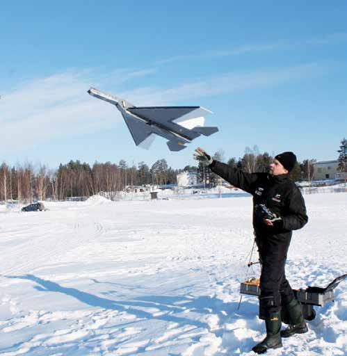 Haukiputaalla asuva Jukka Tienhaara päätyi itsekin lennättämään miehittämättömiä aerotekniikkakoneita ja samalla hänen toimenkuvaansa kuuluu etsiä lisää pilotteja ympäri Suomen.