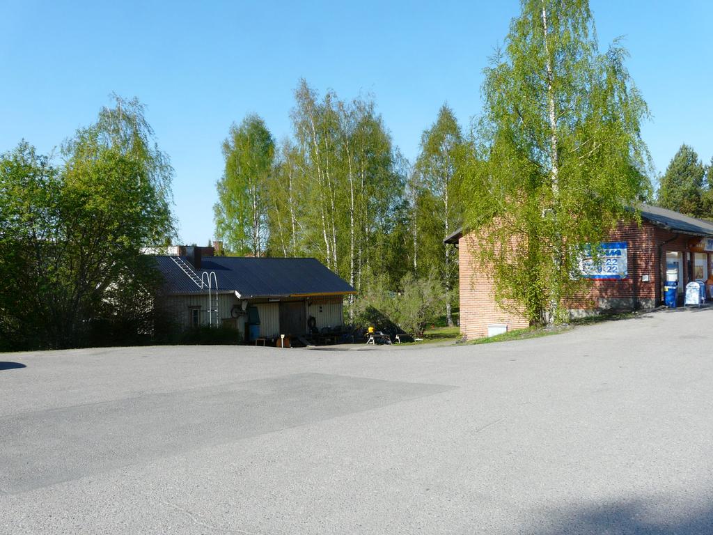 Tontin nykyinen rakennuskanta, vasemmalla varasto ja oikealla Siwan käytössä oleva rakennus 2.1.