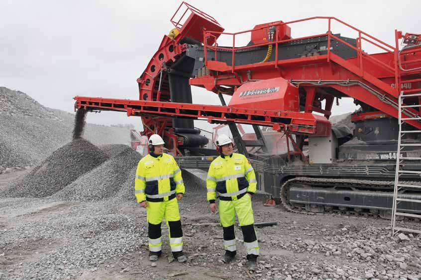 Kaivospäällikkö Robert Mannström ja myyntipäällikkö Erno Somervuori seuraavat sivukiven käsittelyä Paraisten kaivoksessa.