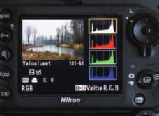 Se nimittäin helpottaa kovasti oikean valotuksen arviointia. 1 Suuret, märät lumihiutaleet laskeutuvat ja sulavat hetkessä.