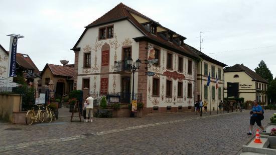 alsacelaiskaupunkia. Eguisheimista on mainintoja kirjoissa jo tuhannen vuoden takaa ja se on täynnä Alsacen historiaa.