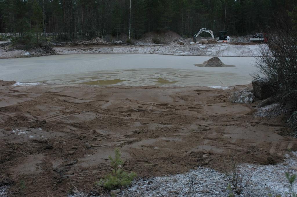 Rakennuspaikan pintamaat saatiin kuljetuskustannusten hinnalla ja ne päästiin ajamaan suoraan irrotuspaikalta kunnostuskohteen rinteille.