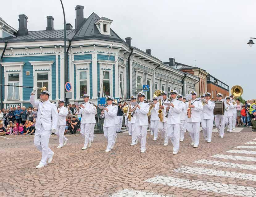 tattoo-paraati Tattoo Parade Tattoo-paraati torstaina 2.8. klo 14.00 Haminan vanhan ympyräkeskustan kahdeksan sädekatua johtavat tiesi Raatihuoneentorille, jossa järjestetään torstaina 2.8. näyttävä Tattoo-paraati.